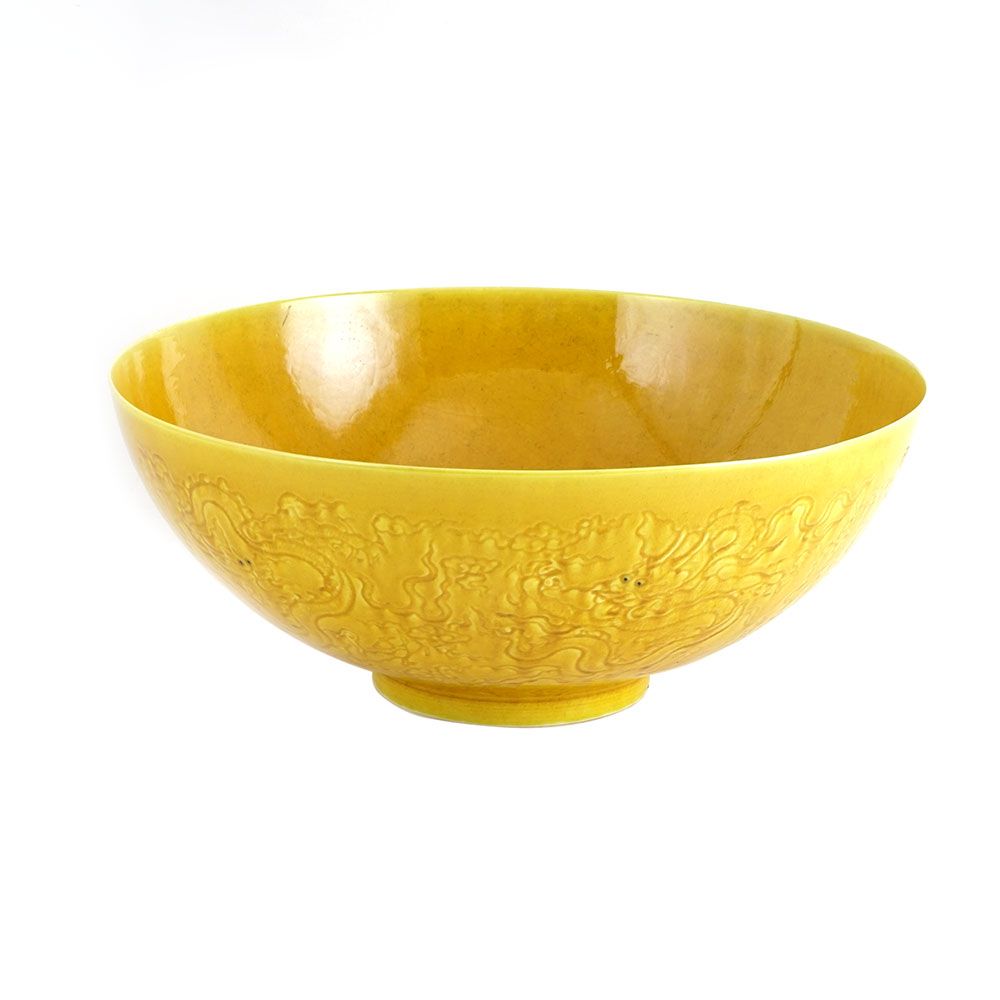 Null 中国 / 中国

黄釉瓷碗，饰有龙纹。弘治年间的标志。 

直径：29.3厘米或11 1/2英寸。