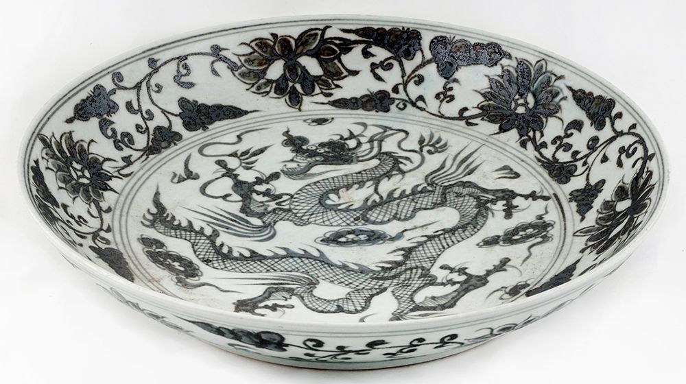 Null DRAGON

Un grand plateau gris et blanc en porcelaine présentant un dragon e&hellip;