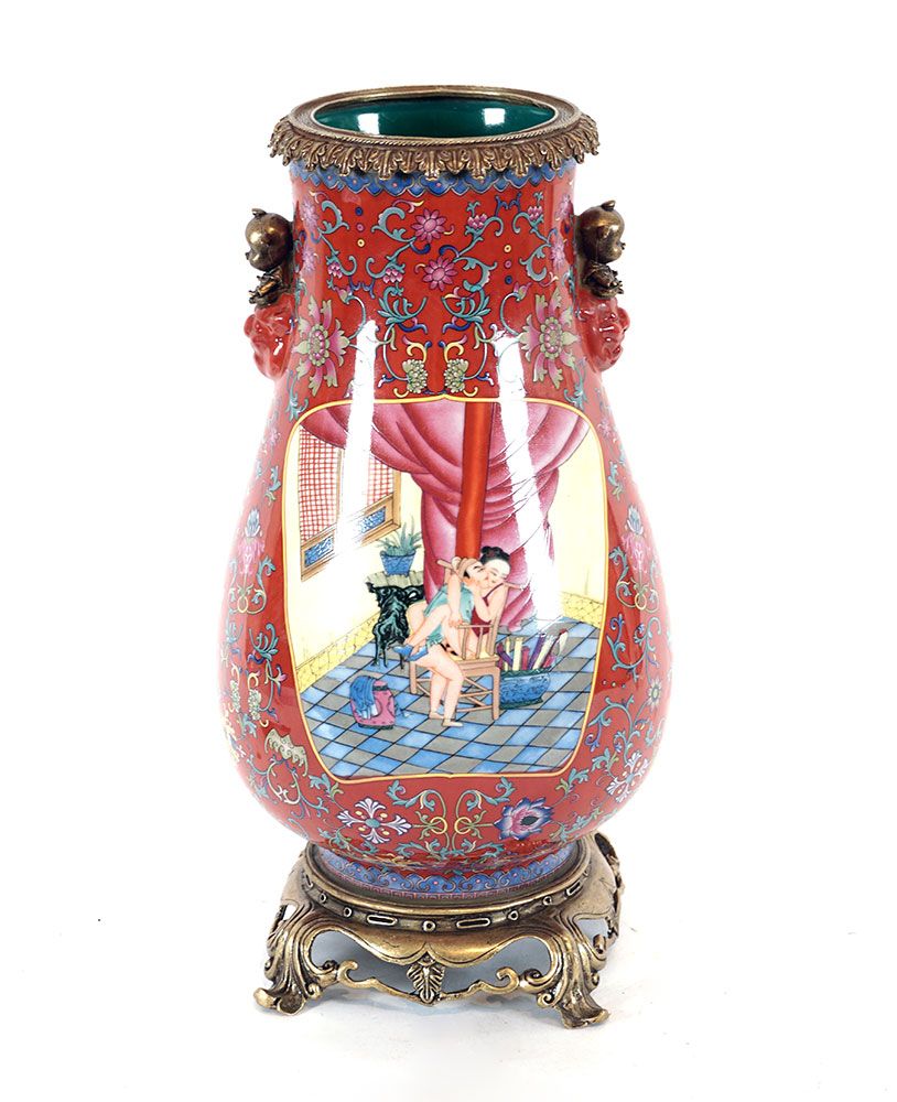 Null 中国 / 中国 



一个 "欢乐的秘密 "带镀金的柱形花瓶。康熙统治时期的标志。约1960年。 



出处：一个比利时家庭的私人收藏。 



&hellip;