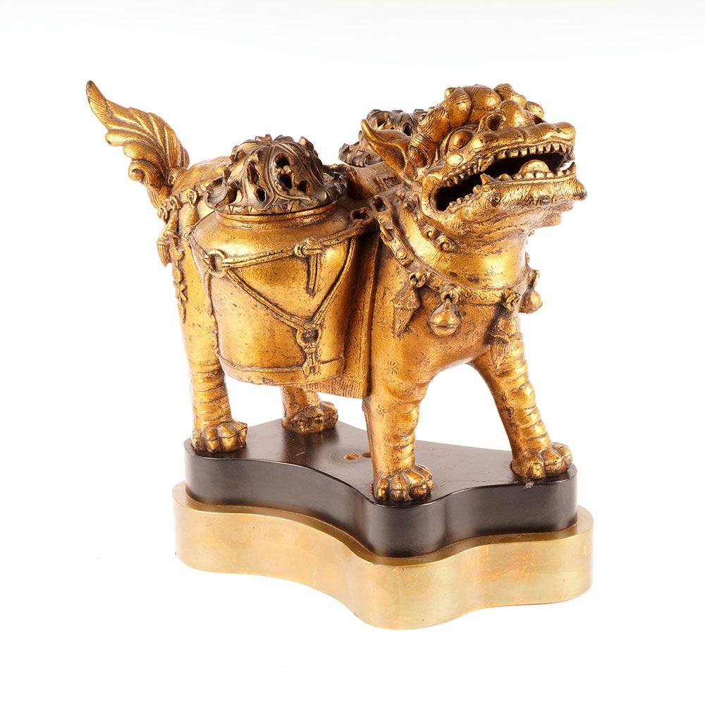 Null 清朝时期/清朝时期


基座上的鎏金铜狮。中国，清朝时期。

高度：46厘米或18英寸。