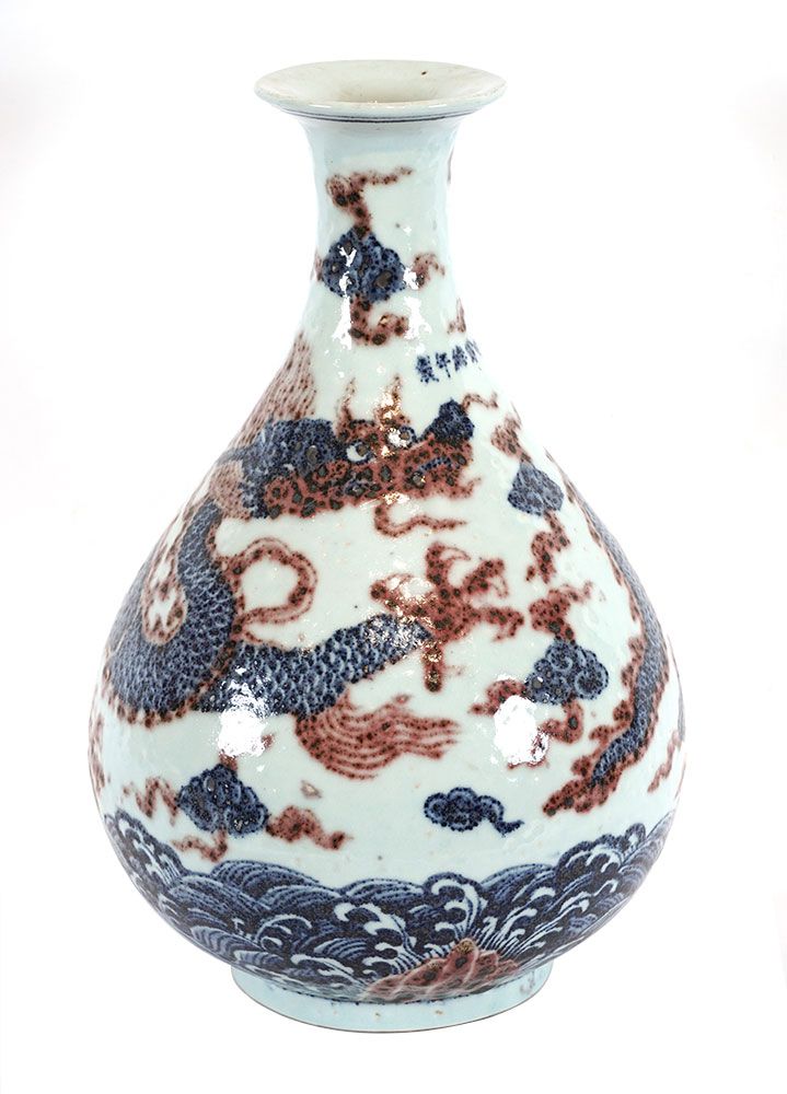 Null 中国 / 中国 

蓝色和红色的柱形花瓶 "火焰龙"。宣德年间的标志。 

出处：日本私人收藏。 

高度：47厘米或18 1/2英寸。