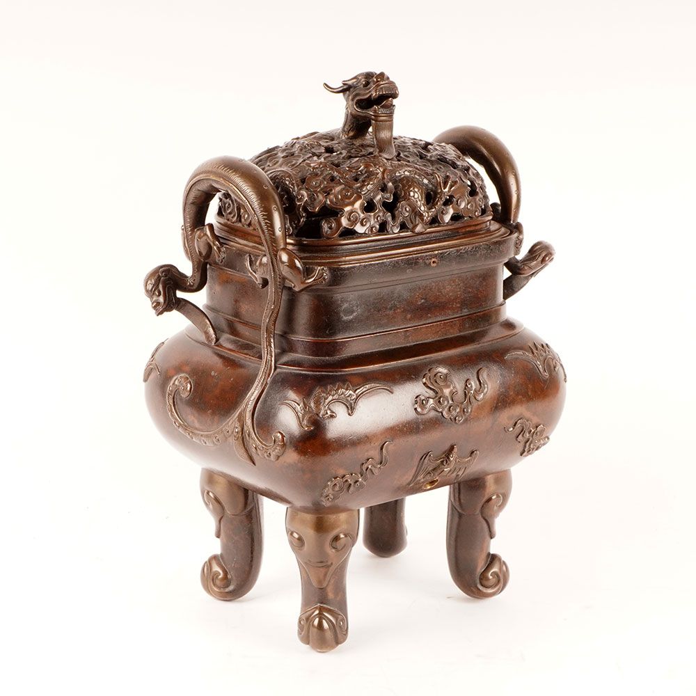 Null 清朝时期/清朝时期

一个装饰有蝙蝠和龙的香水炉。中国，清朝时期。

高度：39厘米或15 3/8英寸。