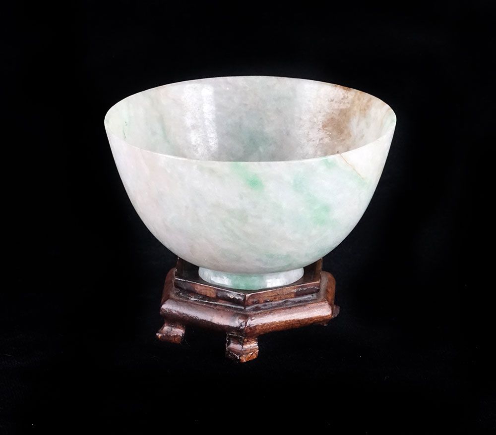 Null JADEITE



翡翠小杯。 

中国，20世纪



带底座的高度：8厘米或3 1/8英寸。

宝石的重量：161.95克