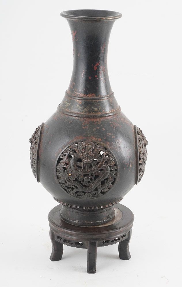 Null CHINE / CHINA

Copper openwork vase decorated with a dragon medallion. With&hellip;