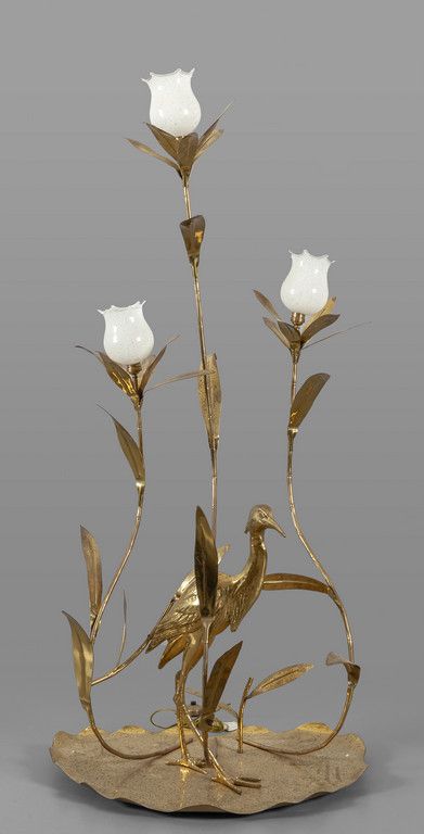 LAMPADA 三灯鎏金黄铜落地灯，描绘了一只在花丛中的苍鹭，底座为莲花形状 1970年
cm. 82x57 h. 170