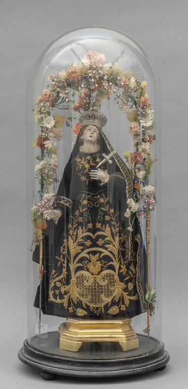 OGGETTISTICA 镀银金属木雕 "带皇冠的悲哀圣母 "19世纪玻璃盒装
，直径35厘米，高78厘米。