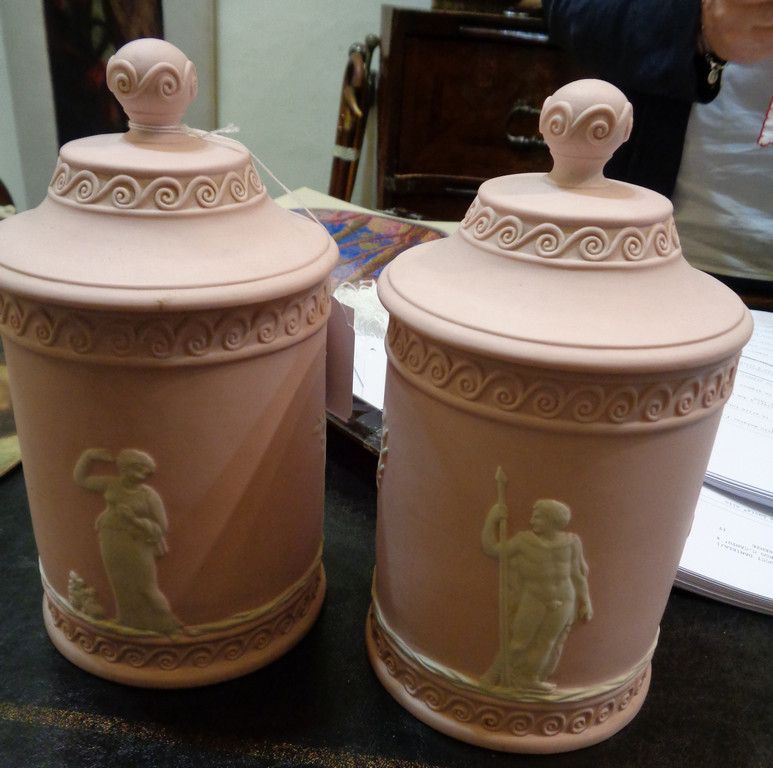 OGGETTISTICA 
Pair of cylindrical vases with lid decorated with neoclassical fig&hellip;