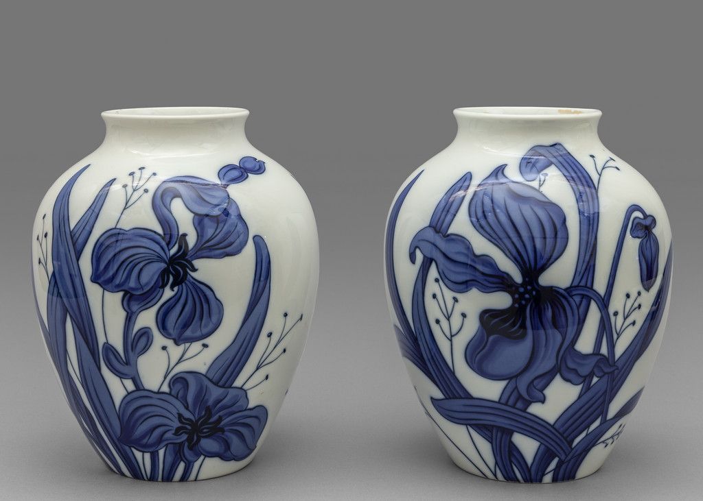 OGGETTISTICA Pair of white porcelain vases with blue flowers Ginori 
h.Cm.30