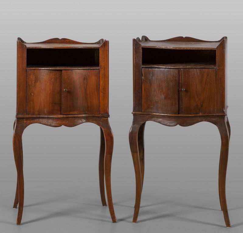 MOBILE Paire de tables de chevet de style Louis XIV en bois massif
cm. 44x34 h. &hellip;
