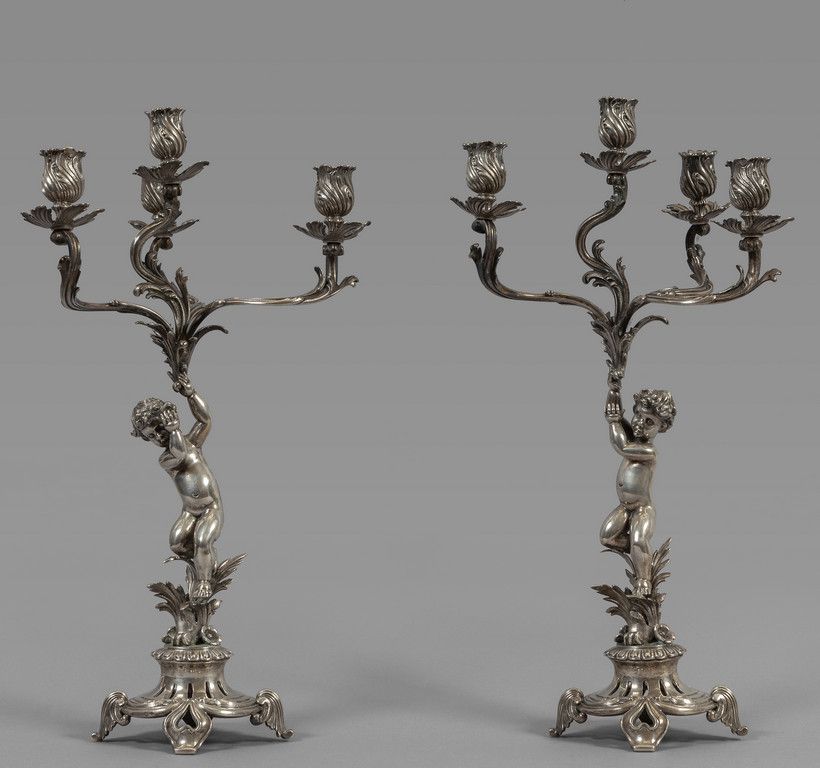 OGGETTISTICA 一对银质烛台，四盏灯，描绘着小天使 XIX世纪
h.Cm.41 5 gr.2640