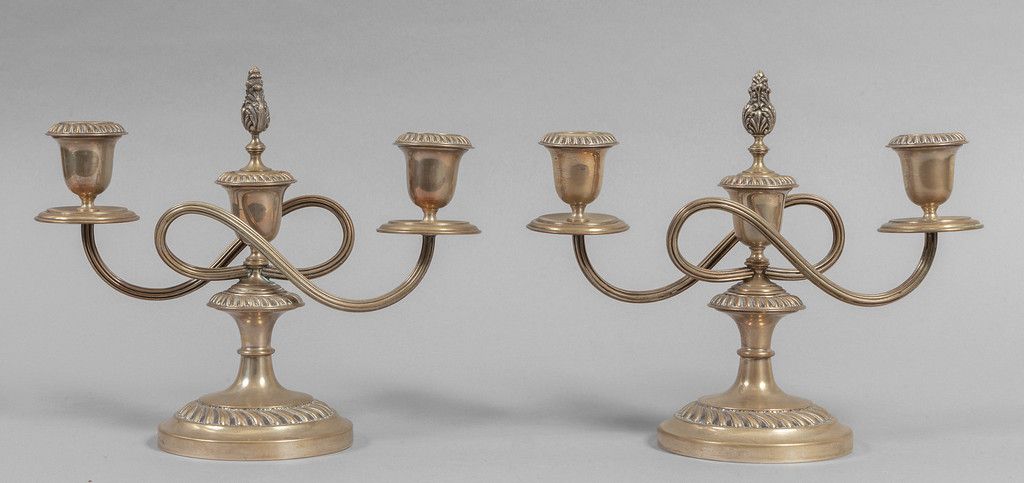 OGGETTISTICA Coppia di candelieri a due bracci in argento
cm.26xh.22 5 gr.1000
