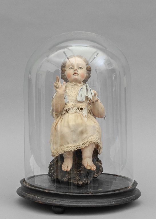 OGGETTISTICA 儿童耶稣多色木雕，玻璃眼睛19世纪，玻璃钟内
，直径27厘米，高40厘米。