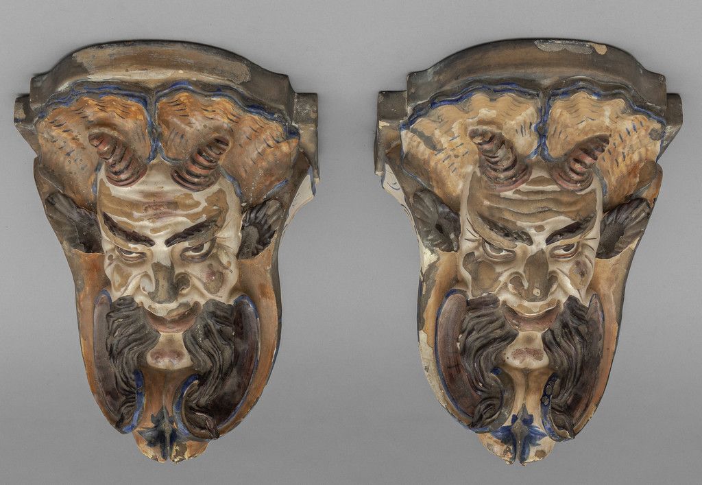 OGGETTISTICA 一对大型陶瓷架子，饰有多色面具，二十世纪初
h.Cm.37