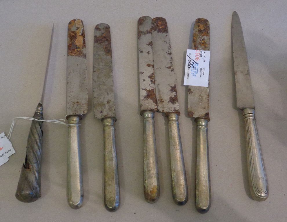 OGGETTISTICA GIFTWARE (-)
二十六把古董刀，其中五把带有190年的Torretta标志，七把带有毛里求斯的冲孔。