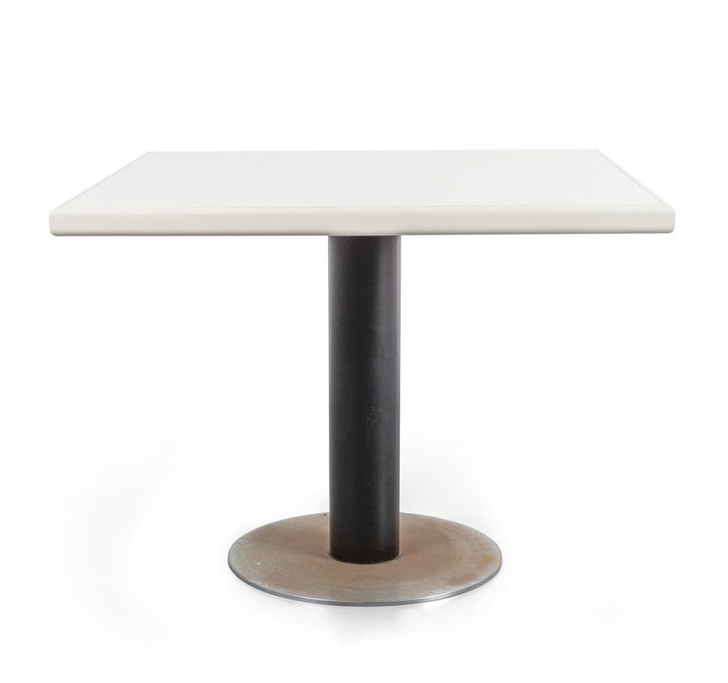 TAVOLO 一张70年代的木头和富美家的桌子（cm.90x90xh.70）和八把40年代的钢制和皮革椅子。