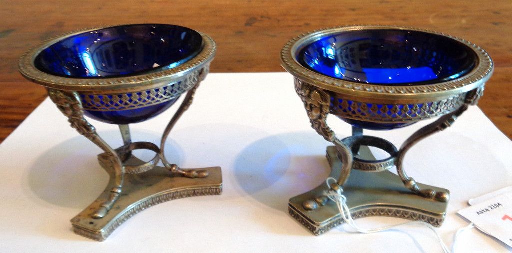 OGGETTISTICA 两只银制盐壶 十九世纪
直径8厘米，高7厘米，有5处缺陷，为蓝色玻璃。