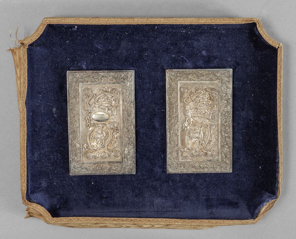 OGGETTISTICA Dos platos decorados con filigrana de plata del siglo XIX
cm.10x6 5