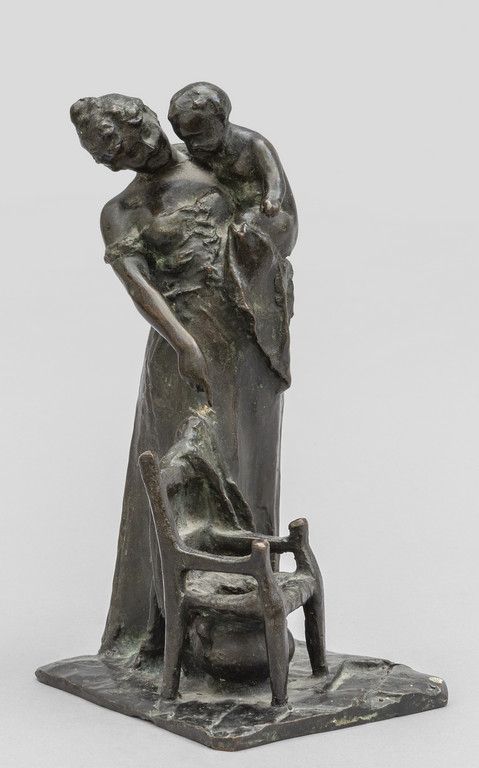 OGGETTISTICA 前瞻性的母亲青铜雕塑，有深色的铜锈，20世纪
h.Cm.27