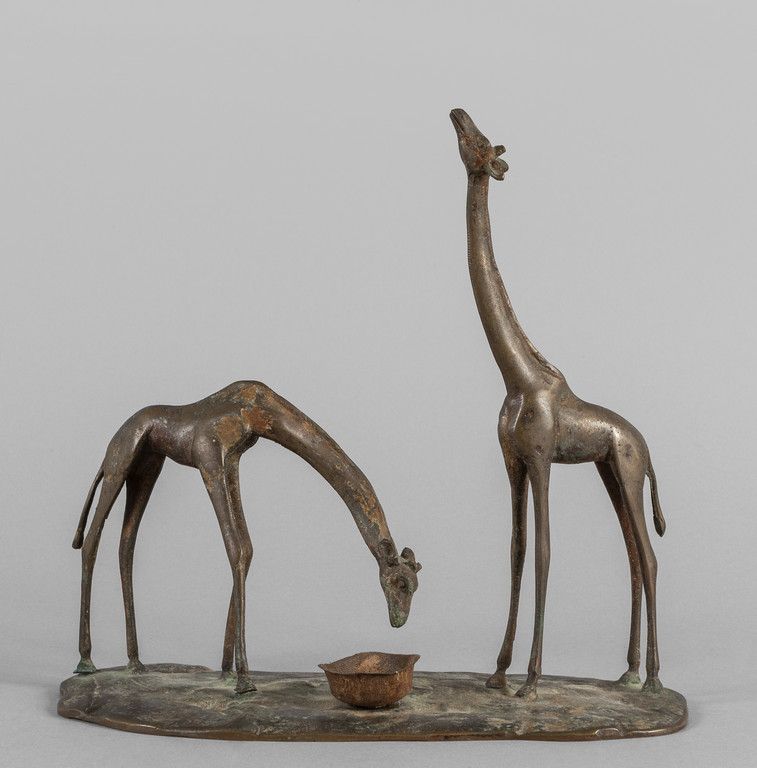 OGGETTISTICA 二十世纪初，两只长颈鹿饮酒的金属雕塑
cm. 20x23