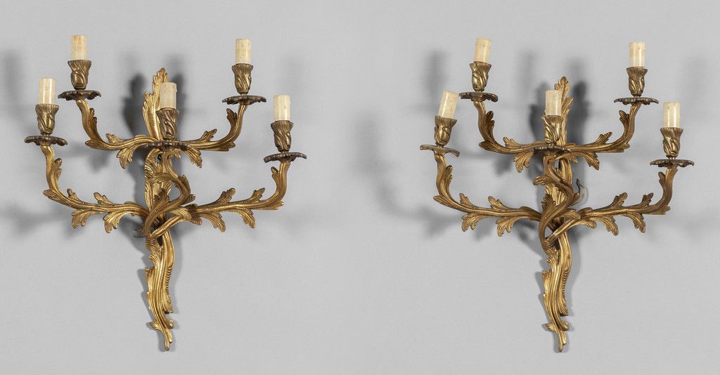 OGGETTISTICA Coppia di apliques in stile Luigi XV in bronzo dorato a 5 bracci
cm&hellip;