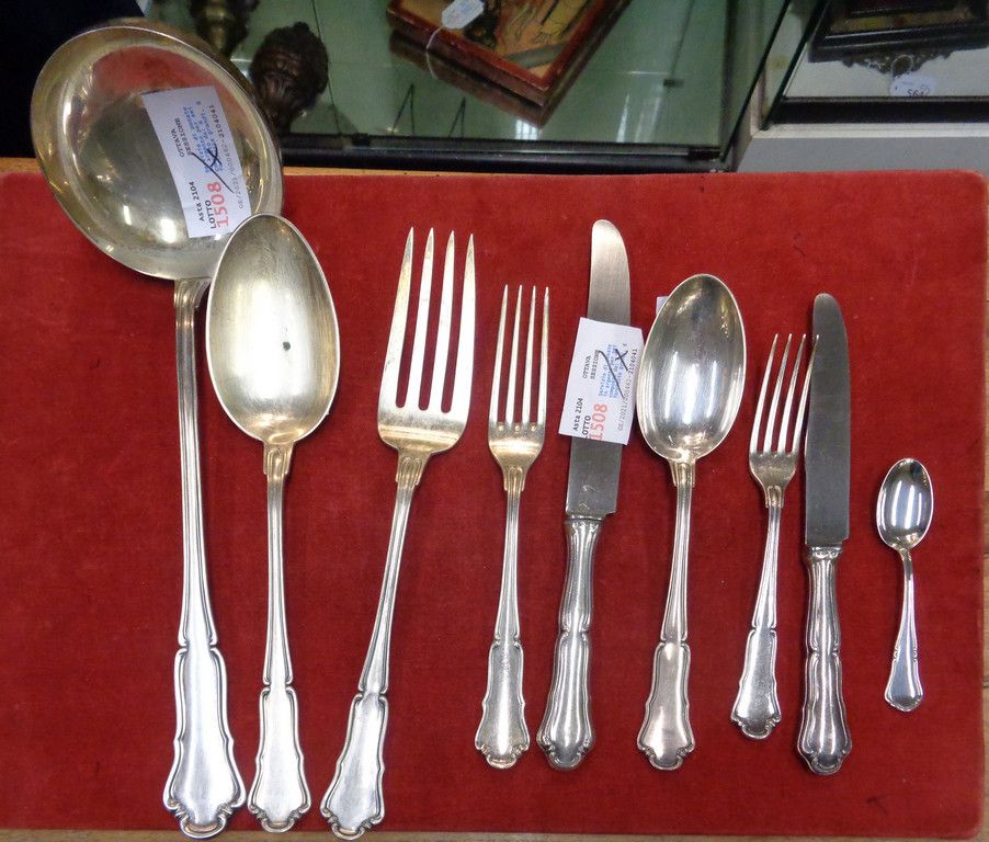 OGGETTISTICA 六人银质餐具服务包括：6把大叉子 6把小叉子 6把大刀 6把小刀 6把大勺子 12把咖啡勺子 水勺和2个餐具
tot.Gr.1380
