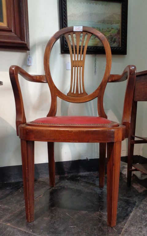 MOBILE Fünf kleine Sessel mit ovaler Rückenlehne und Lamellen