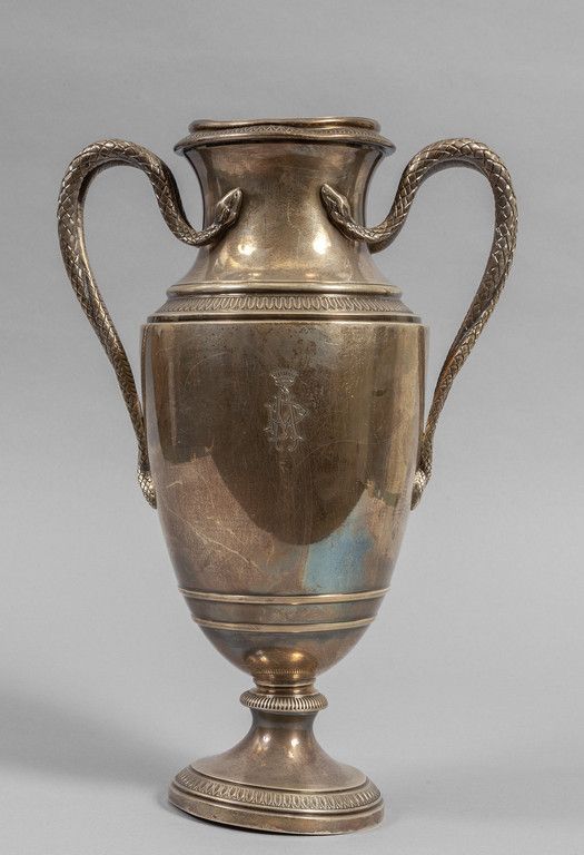 OGGETTISTICA 大型银质花瓶，带蛇形把手
h.Cm.38 gr.1900（缺陷