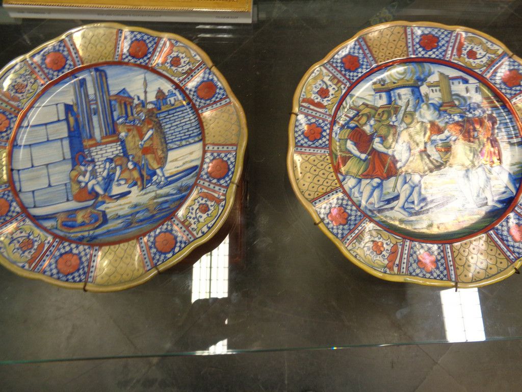 OGGETTISTICA Pair of plates old Faenza sec. XX.
Diam.Cm.30
