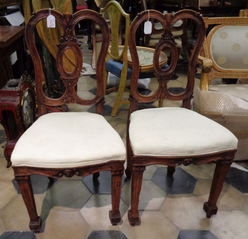 MOBILE Pair of chairs in style with figure-of-eight backrest