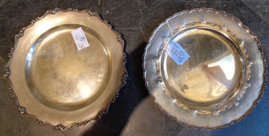 OGGETTISTICA Due piatti in argento con bordo sagomato
gr.Tot.900