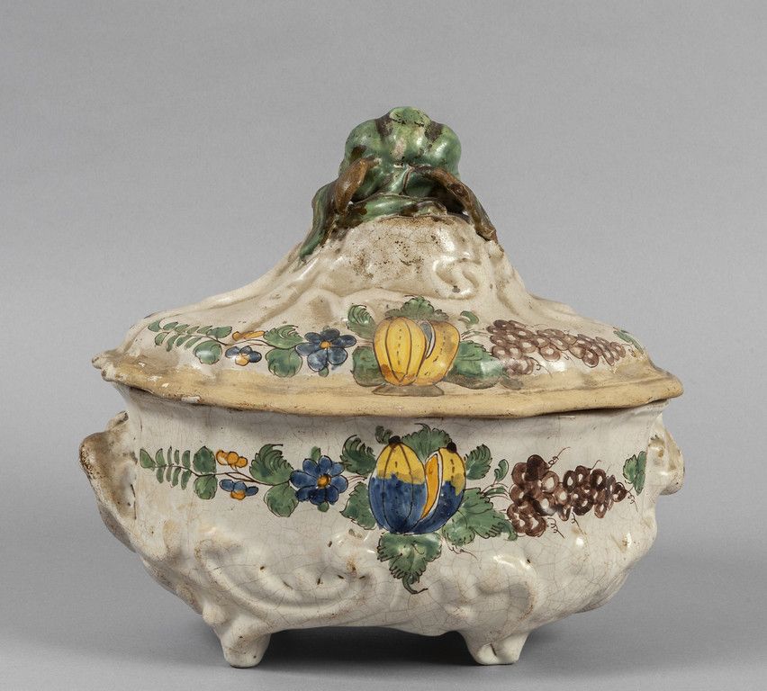 OGGETTISTICA Zuppiera in ceramica policroma di forma barocca decorazione in poli&hellip;