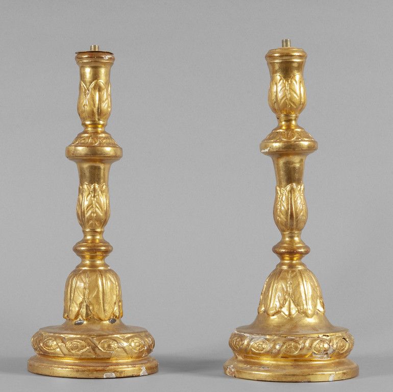 OGGETTISTICA Paire de chandeliers en bois de style Louis XVI finement sculptés e&hellip;