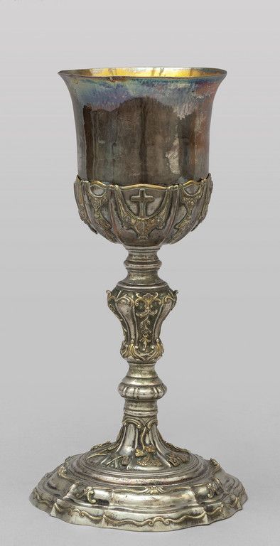Calice in argento finemente sbalzato con 精致的压花银杯与黄金亮点，威尼斯 18世纪
h.Cm.24,4