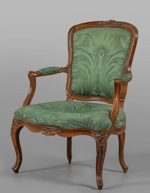Poltrona Luigi XV in noce, schienale con pellacce 路易十五胡桃木扶手椅，靠背上有重复的皮革正面和座位，
热那亚&hellip;