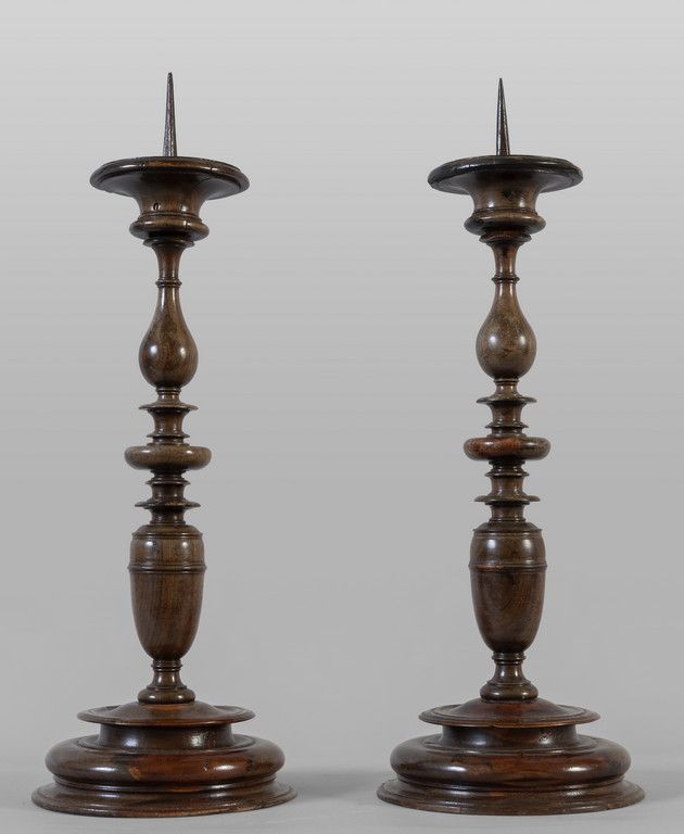 Coppia di candelieri a rocchetto in massello di 一对实心紫檀木线轴烛台，18世纪
h.Cm.36