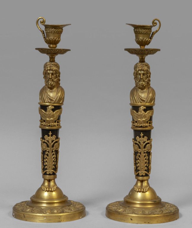 Coppia di grandi candelieri in bronzo dorato con 一对大型镀金青铜烛台，有古典的轮廓，支持一个灯座花瓶，19世纪&hellip;