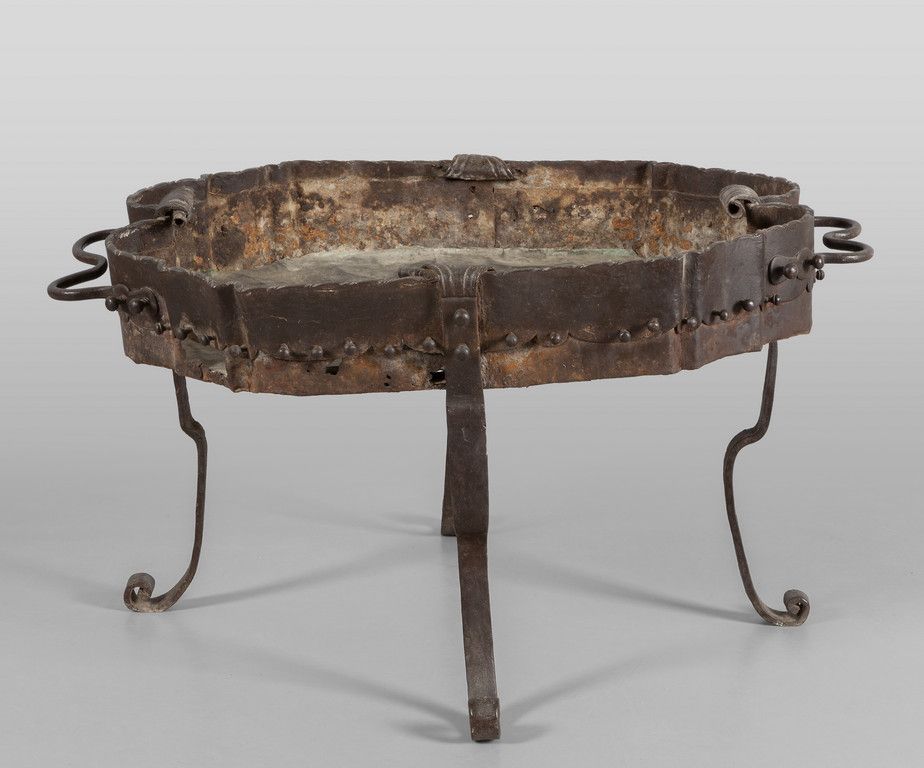 Braciere pasquale in ferro, sec.XVI Brasero de hierro de Pascua, siglo XVI
cm. 9&hellip;