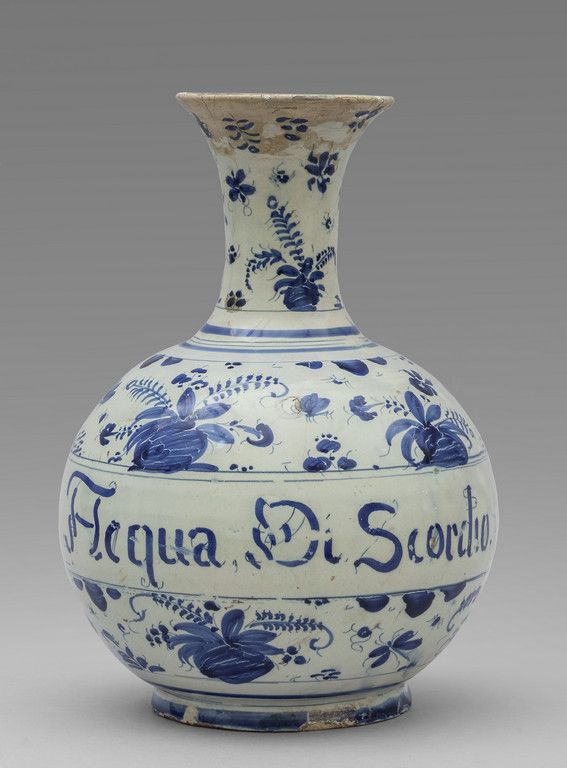 Bottiglia in ceramica decorata a fiori blu su Ceramic bottle decorated with blue&hellip;