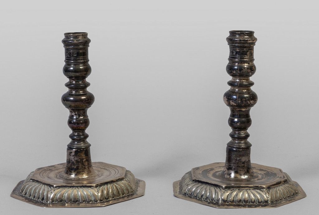 Coppia di candelieri in argento tornito e 一对翻转和压花的银烛台，印有Testa dell'Angelo和银匠A.C.&hellip;