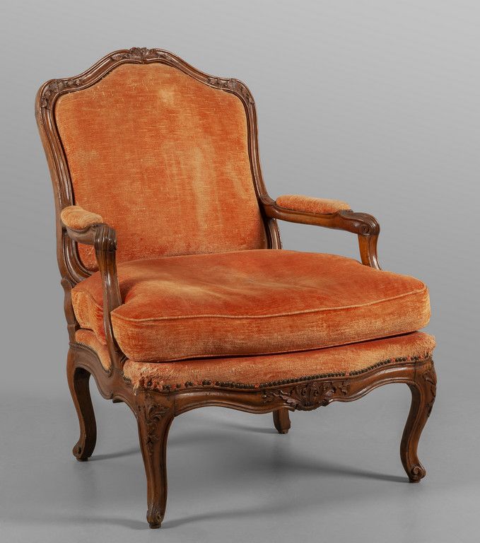 Poltrona Luigi XV in noce, intagliata con il 路易十五胡桃木扶手椅，正面以及椅背和椅座两侧重复雕刻有兽皮的图案，热那&hellip;