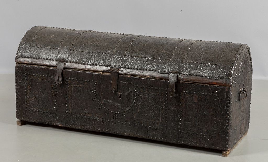 Baule in legno ricoperto con pelle borchiata, 17世纪威尼托州的木制行李箱，上面覆盖着钉子的皮革
cm. 110x&hellip;