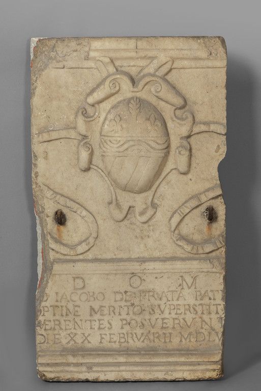 Epigrafe in marmo decorata con stemma nobiliare, 大理石书信，装饰有贵族的纹章，17世纪
厘米。40x75