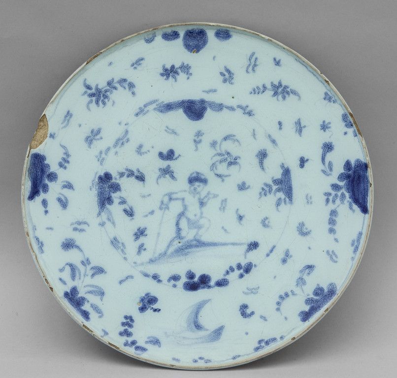 Alzata in ceramica decorata in blu su fondo Töpferscheibe mit blauem Dekor auf B&hellip;