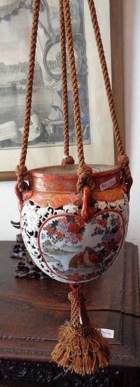 Vaso da sospensione in porcellana policroma 描绘东方生活场景的多色瓷器吊瓶，19世纪日本
h.Cm.20