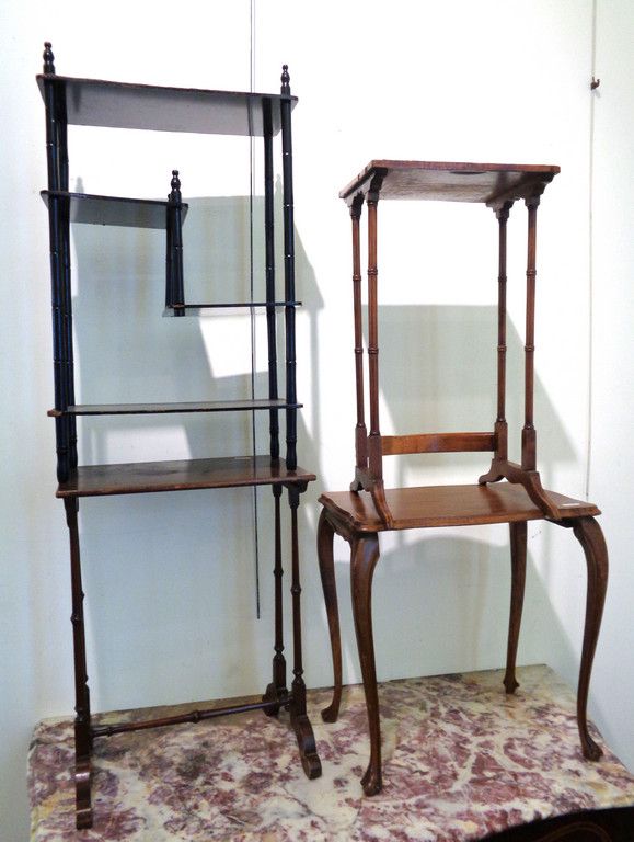 Tre tavolini in legno di forme diverse e piccola 三张不同形状的木制咖啡桌和一个小的漆面木制衣架
