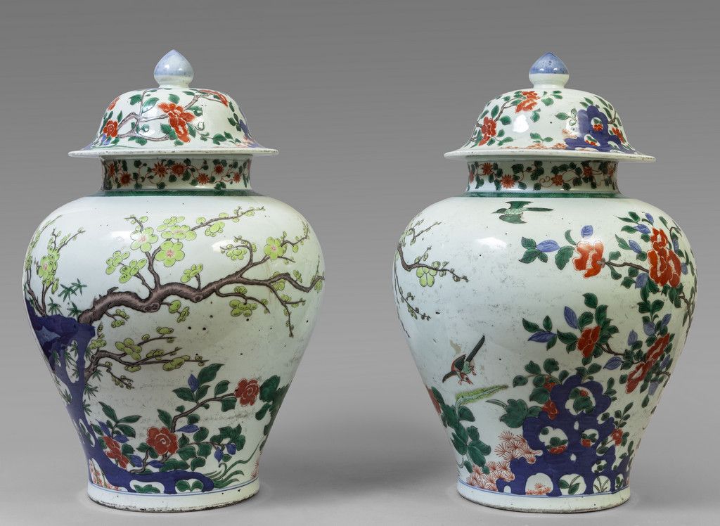 Coppia di potiches in porcellana decorate in 一对多色花装饰的瓷器
，直径32厘米，高50。