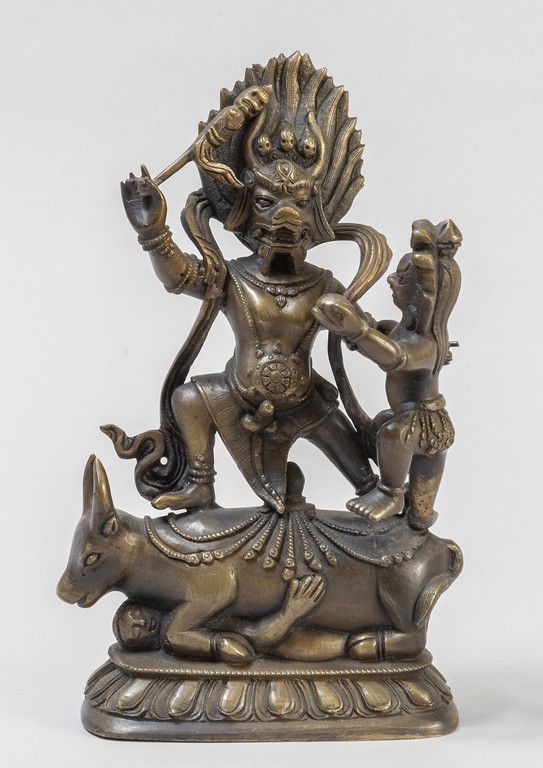 Rara scultura in bronzo raffigurante Yama e Yami 罕见的青铜雕塑，描绘了骑在水牛上的阎王和雅美，以及封闭和被祭祀&hellip;