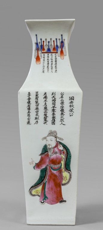 Vaso in porcellana di forma quadrata decorato con 饰有汉字的方形瓷瓶，19世纪末/20世纪初
h.Cm.44