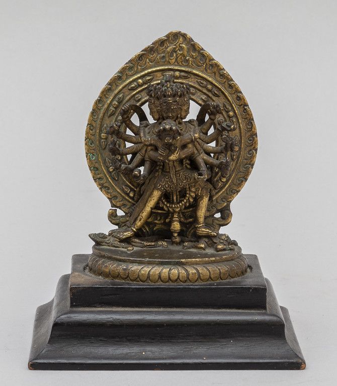 Mahakala, scultura in bronzo dorato poggiante su Mahakala, gilt bronze sculpture&hellip;