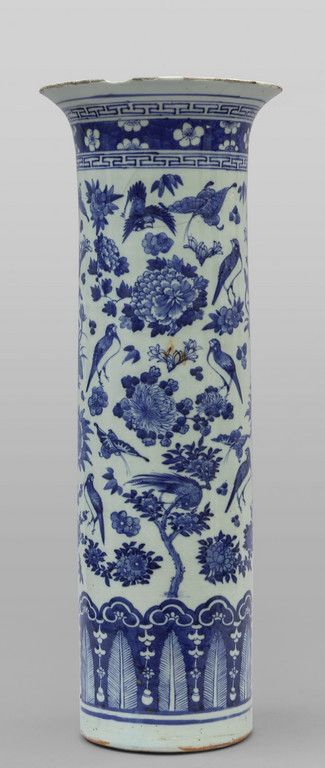 Vaso a tromba in porcellana bianca e blu, 青花瓷喇叭花瓶，装饰有树叶和鸟类，中国19世纪初
h.Cm.61，缺陷